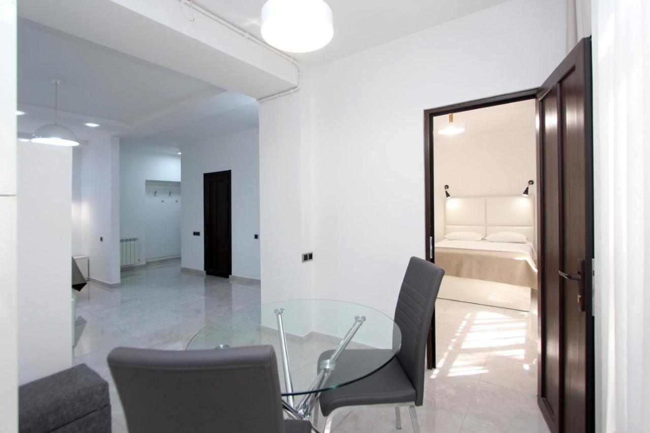 Appartment Lux, 2 Bedroom Jerevan Buitenkant foto